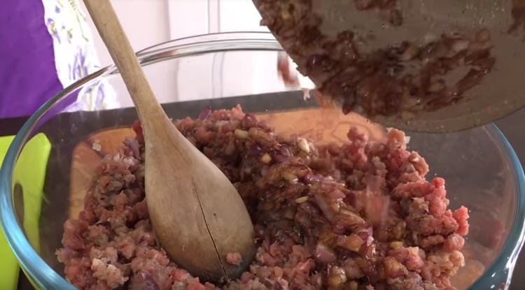 Add onion with sauce to the minced meat.