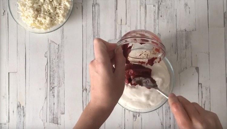 Stir the cream with tomato paste.