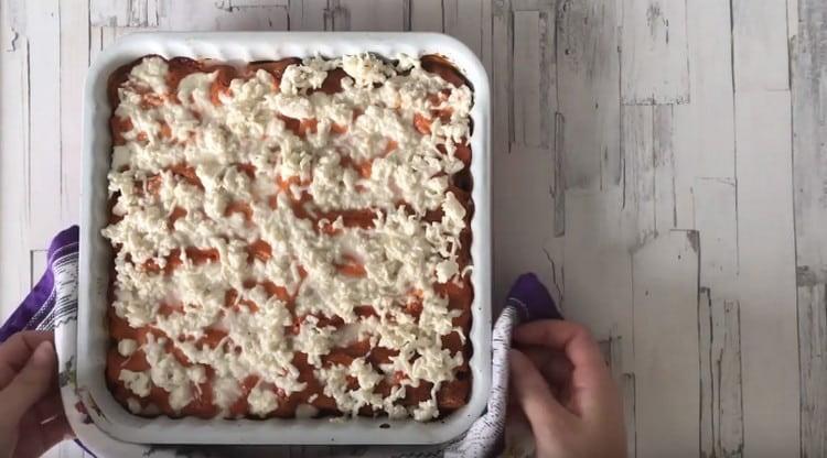 Espolvorea un plato de mozzarella rallada y envíalo al horno para obtener una corteza dorada.