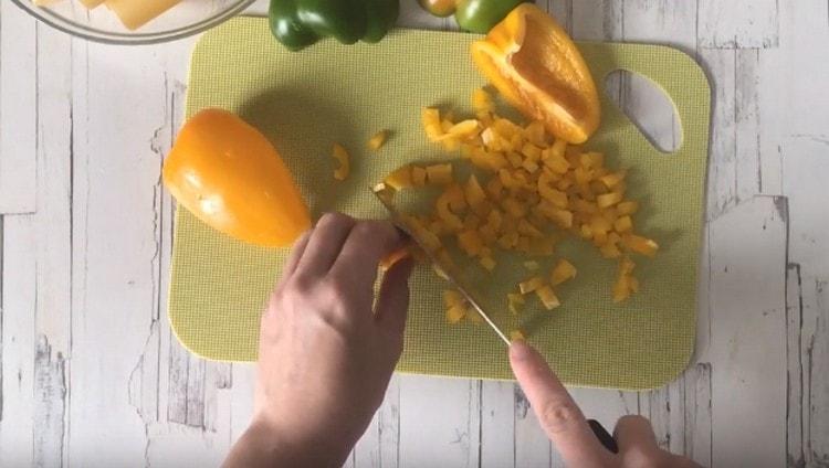 Couper le poivron en dés.