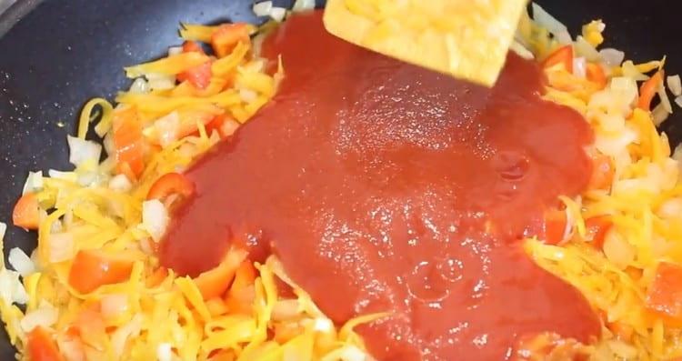 Ajouter la purée de tomates.