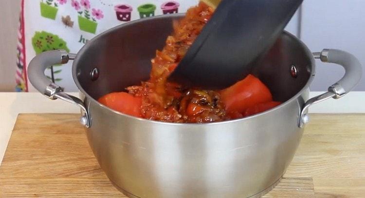 We spread the peppers in a pan, lay the vegetable frying on top.