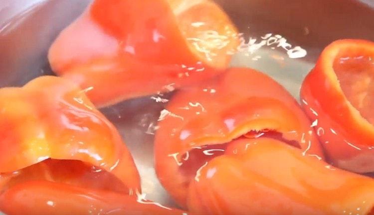 pendant quelques minutes, plongez les poivrons dans de l'eau bouillante.
