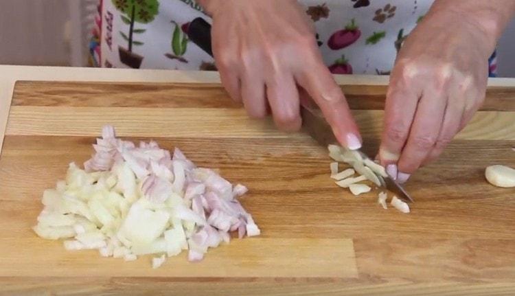 Grind onions and garlic.