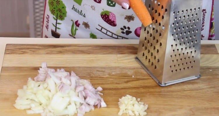 On a coarse grater we rub carrots.