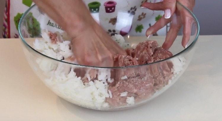 Minced meat is combined in pre-boiled rice, salt, pepper and mix.