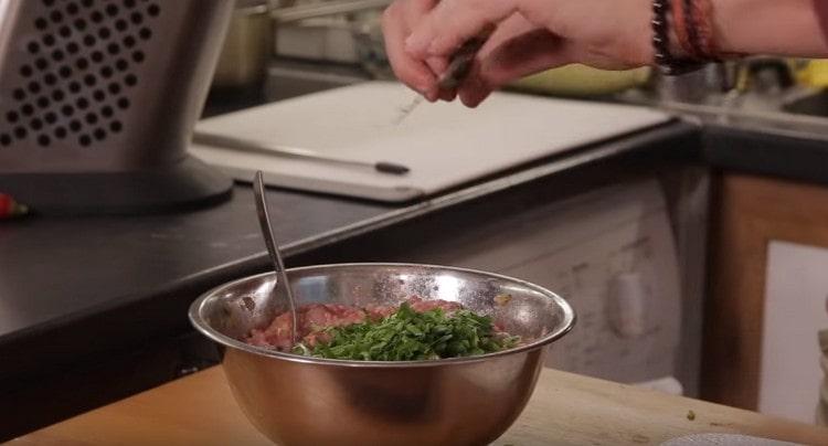 Add chopped parsley to the minced meat.