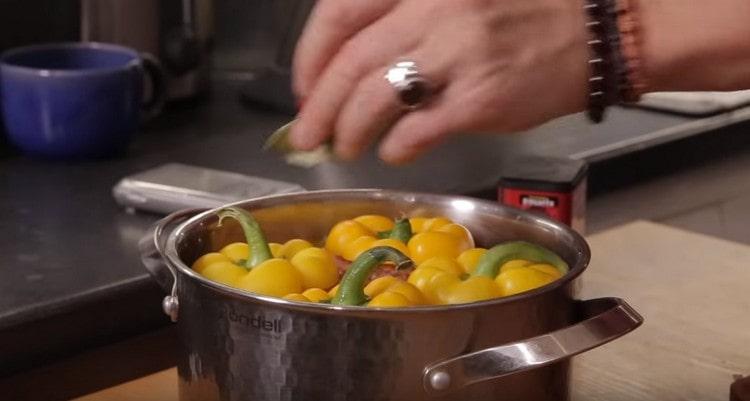 Agregue la hoja de laurel a la sartén a los pimientos.