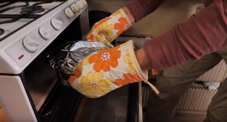 Portez d'abord les poivrons à ébullition sur la cuisinière, puis mettez la casserole avec eux dans le four.