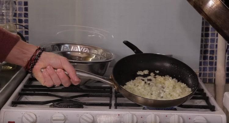 Freír las cebollas picadas en una sartén hasta que estén suaves.