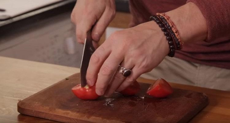 U tavu dodajte rajčicu, izrezanu na 4 dijela.