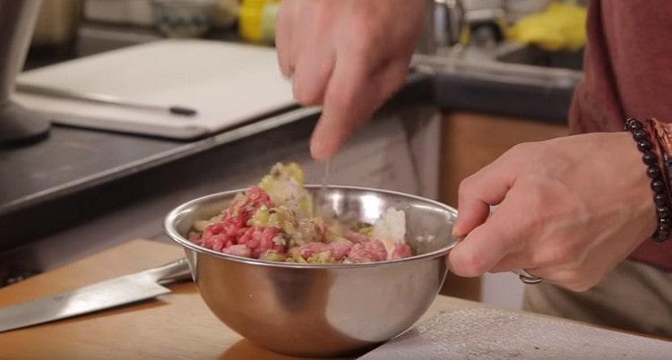 Agregue las verduras fritas a la carne picada y mezcle bien.