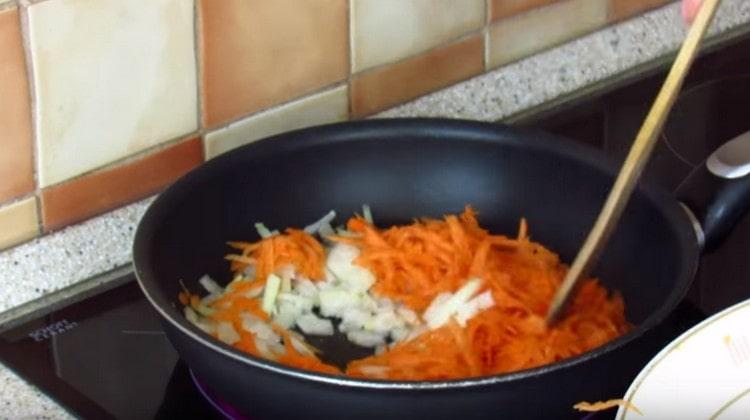 Faire frire les carottes avec les oignons dans une casserole.