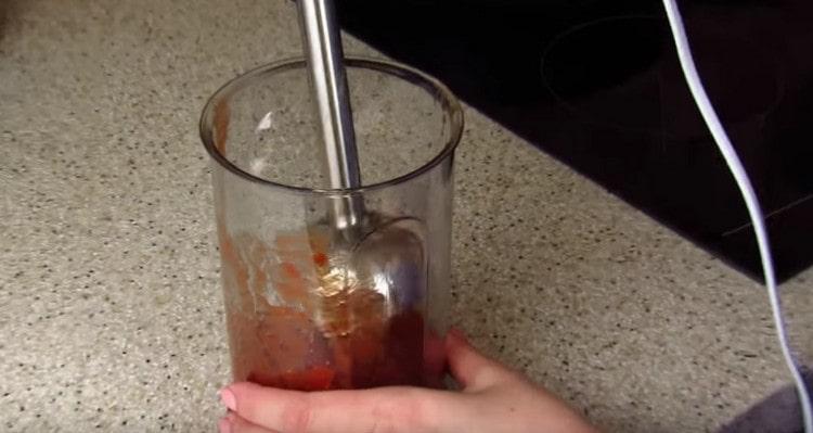 nasjeckajte rajčice u vlastitom soku s mikserom.