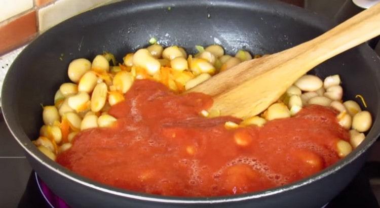 Versez la masse de tomates dans la casserole jusqu'aux haricots.