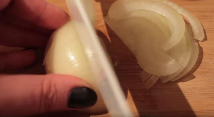Couper les oignons en fines demi-anneaux.