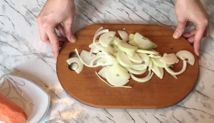 Cut the onion into half rings.