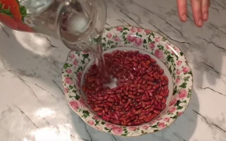 Pour the beans with water so that it swells.