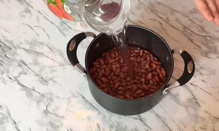 Cooking red bean lobio in Georgian