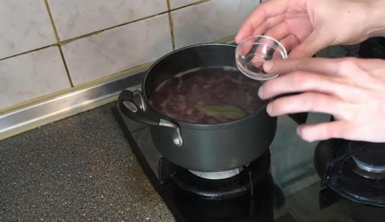 To cook red bean lobio in Georgian, prepare the dishes