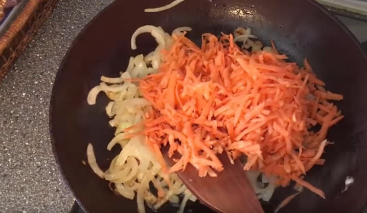 Ajouter les carottes à l'oignon.