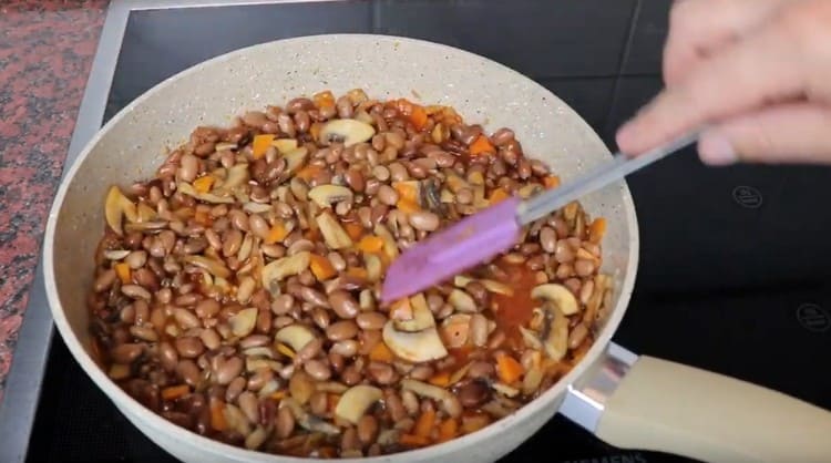 The last thing we add to the pan is the boiled beans until ready.