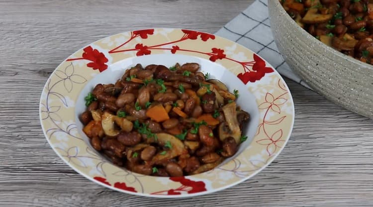 Appetizing bean with mushrooms is ready.