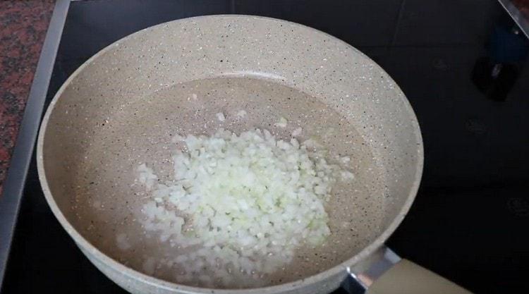 Fry the onion in a pan.