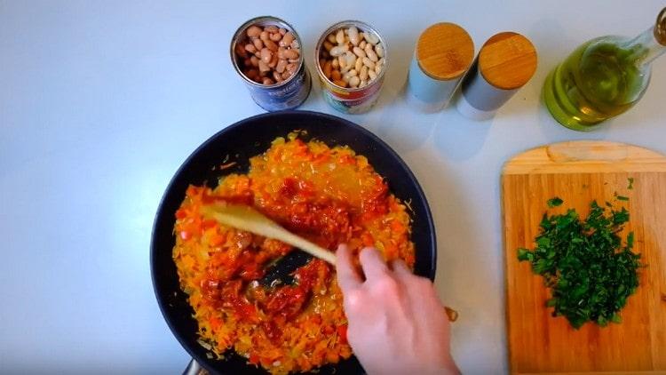 Nous ajoutons également de la pâte de tomate, du sel, du poivre au goût.