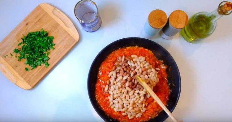 Put the beans in the pan.