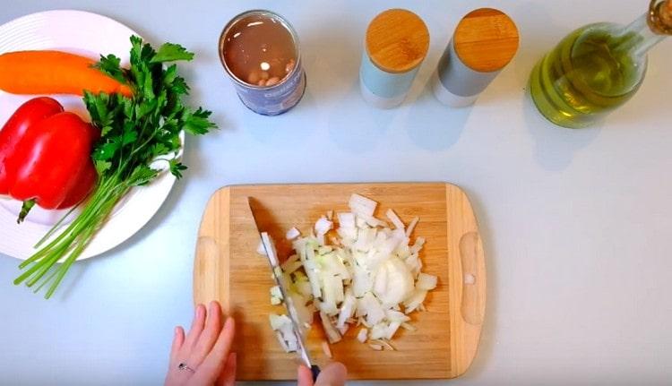 Finely chop the onion.