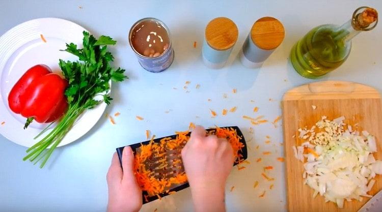 Rub the carrots on a grater.