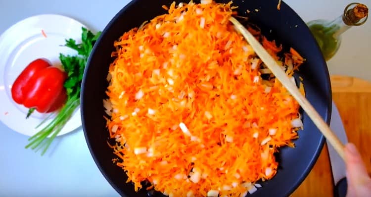 Fry onions with carrots.