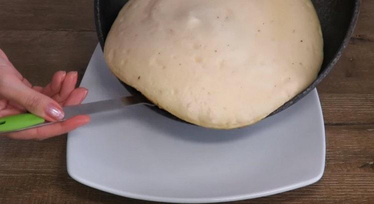 Coloque suavemente la tortilla en un plato.