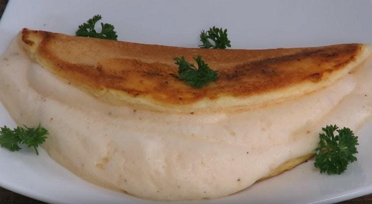 au moment de servir, une omelette française peut être décorée avec des verts.