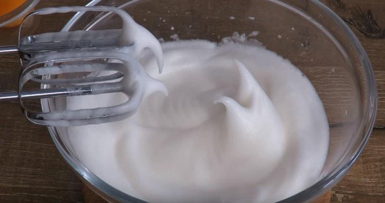 Séparément, battre l'écureuil avec un mélangeur dans une mousse résistante.