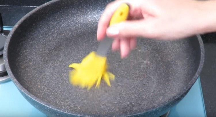 Engrasa la sartén con aceite vegetal.