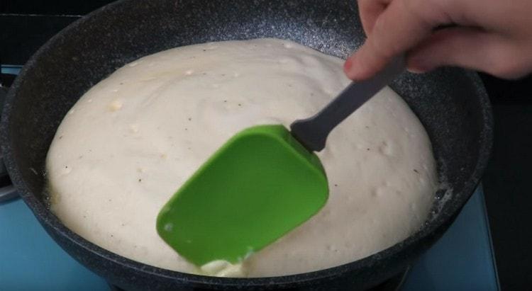 Con mucho cuidado agregue trozos de mantequilla en los bordes de la tortilla.