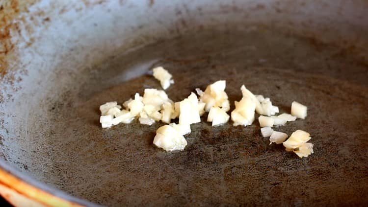 Fry chopped garlic in a pan.