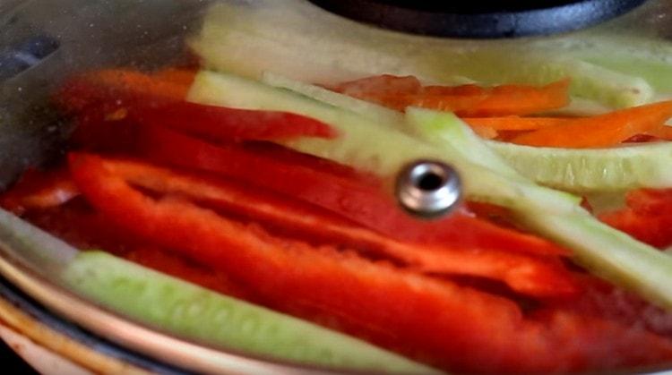 Nous couvrons la casserole avec un couvercle pour que les légumes soient cuits.