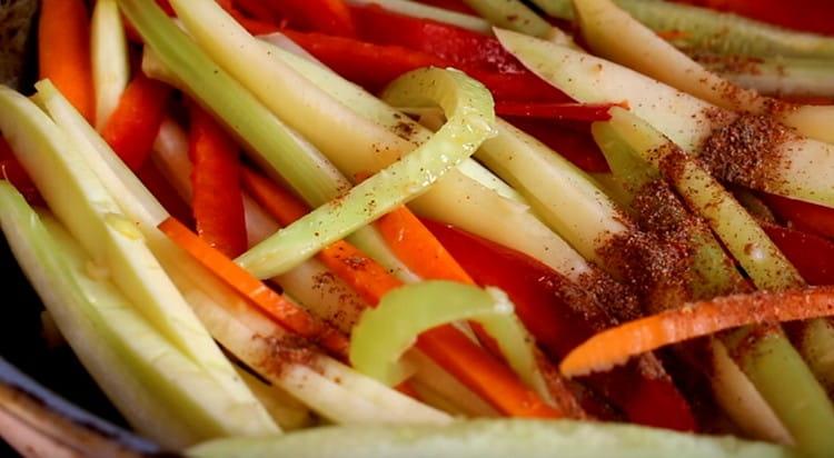 Ajoutez des épices aux légumes.