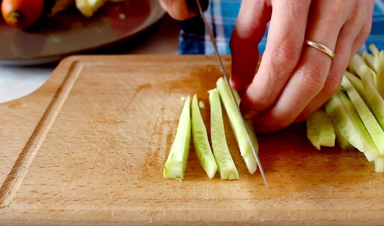 Gupitin ang pipino na may parehong dayami.