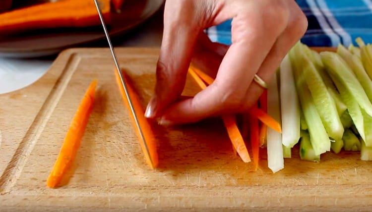 Cortar las zanahorias en tiras finas.
