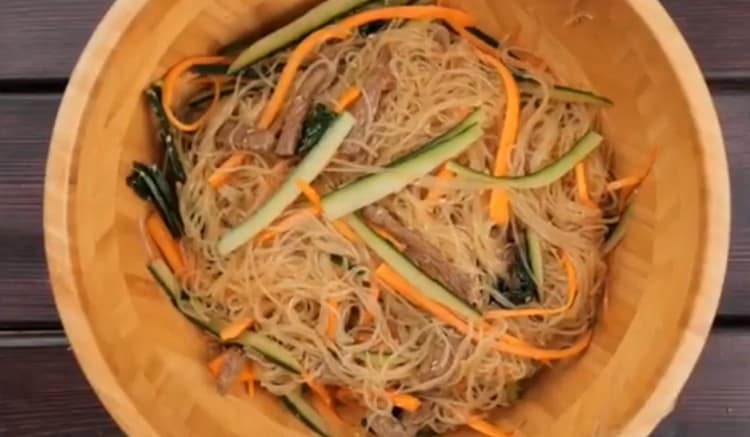 Dinadagdag namin ang julienne cut sa mga guhitan, ihalo ang mga sangkap.