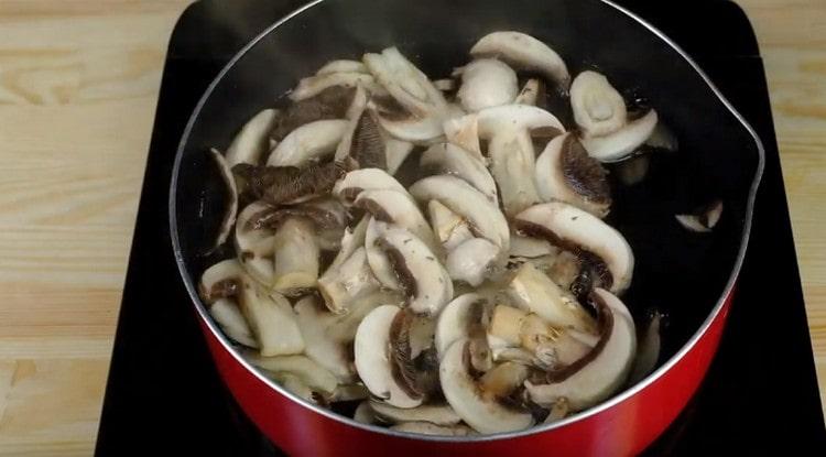 Faire bouillir les champignons pendant 5 minutes.