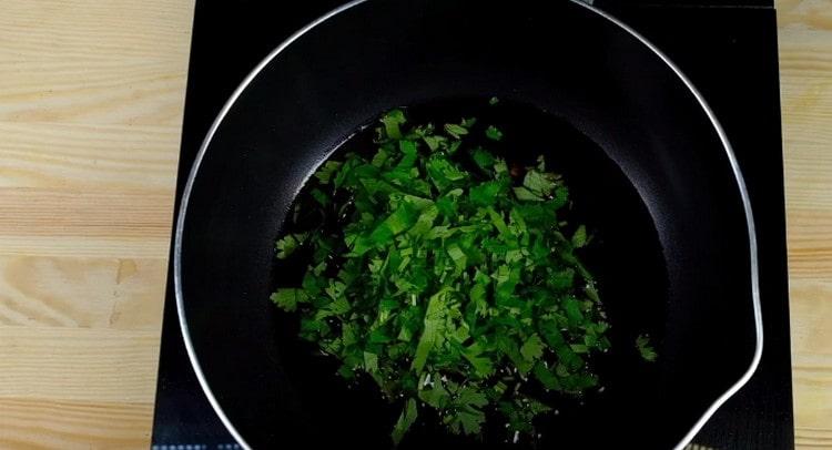 En una sartén, mezcle agua, salsa de soya, agregue ajo picado y cilantro.