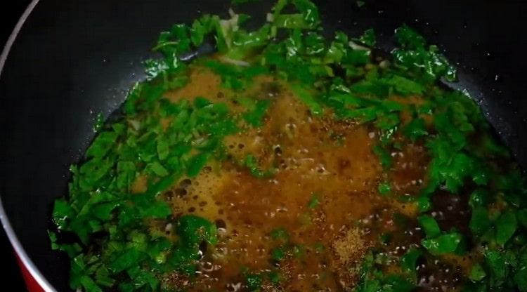 Ajouter le curry et cuire la sauce pendant plusieurs minutes.