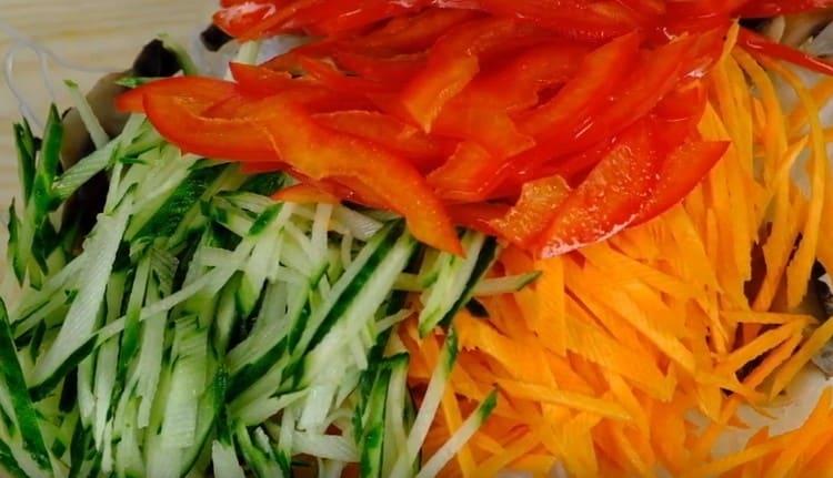 In a bowl we combine funchose, julienne pepper, cucumber, grated carrots.