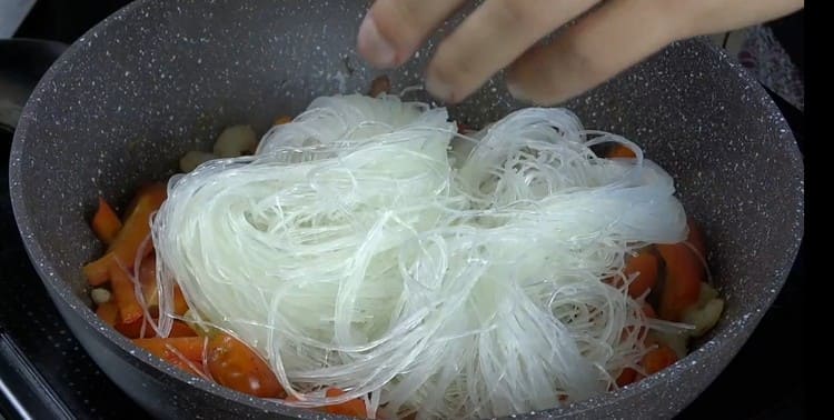 Nous passons funchose aux légumes crevettes.