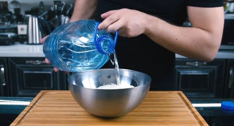 Funchoza verser de l'eau et laisser infuser.